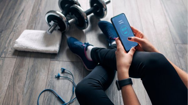 Frau trainiert mit Fitness-App